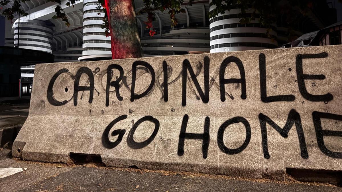 FOTO MN - Milan, continua la protesta dei tifosi: messaggi contro Cardinale, Ibra e Kirovski in giro per Milano