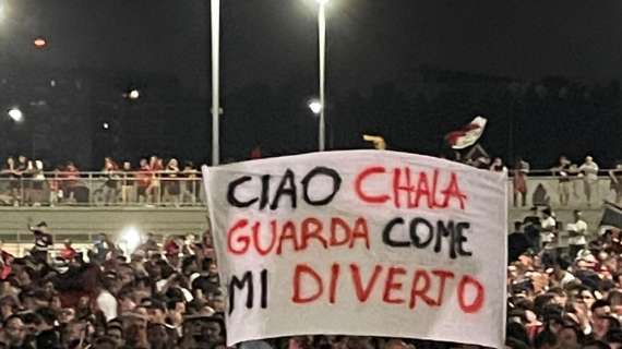 FOTO MN - Tifosi rossoneri in festa, spunta lo striscione: "Ciao Calha guarda come mi diverto"