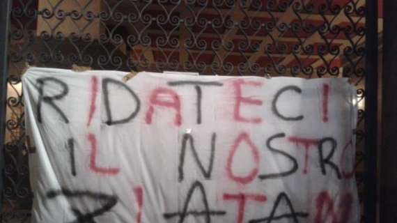 Striscione in via Turati: "Ridateci il nostro Zlatan"