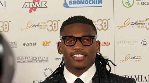 VIDEO MN - Stile ed eleganza, così Leao si presenta alla serata Premio Gentleman Fair Play 2024-25