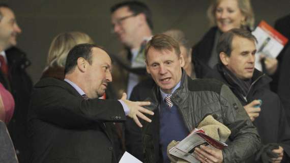 FOTO - Benitez prende appunti per il suo database durante Arsenal-Milan