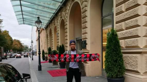 FOTO MN -  Tifosi rossoneri in attesa della squadra davanti all'hotel del Milan 