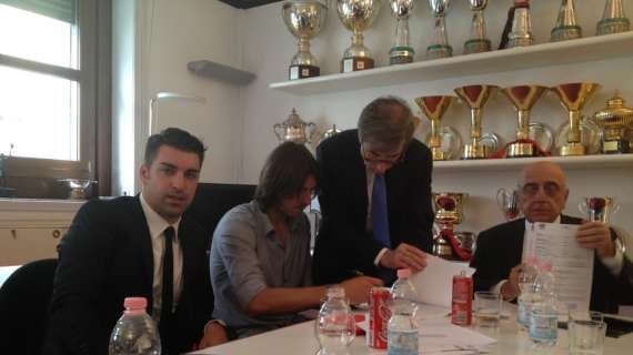 FOTO - Acerbi-Milan: la foto della firma del contratto