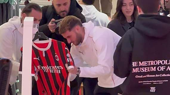 VIDEO MN - I nuovi acquisti al flagship store: l'autografo sulla maglia rossonera