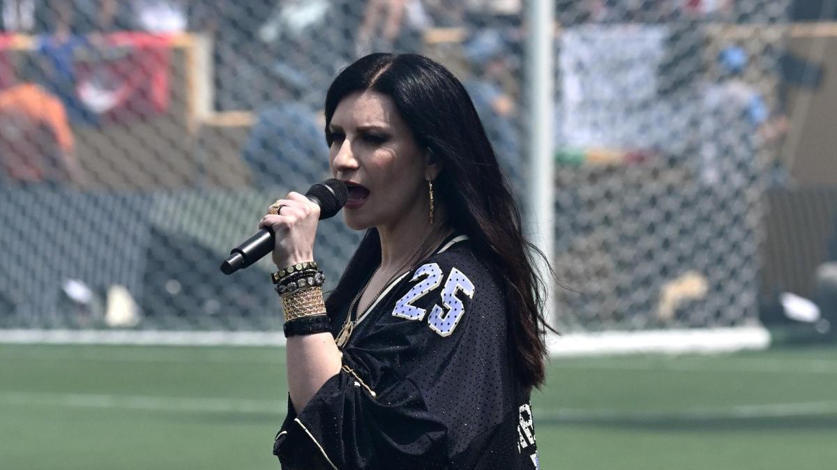 Laura Pausini a Sanremo non nasconde la sua fede milanista: "Cuore rossonero, sempre"