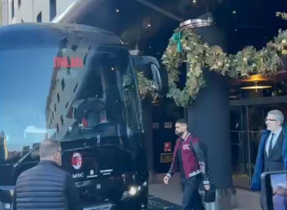 VIDEO MN – Il Milan lascia l’hotel per raggiungere San Siro