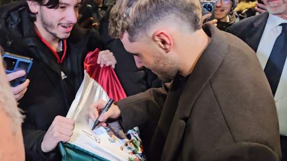 VIDEO MN - Gimenez al Melià: autografi e selfie. Perché al Milan: "Una squadra molto grande"