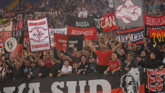 Striscione dal settore ospiti: "Né granata, né bianconera. Torino è solo rossonera"