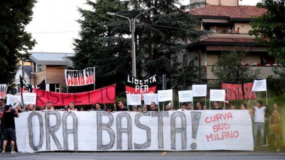 MN - Contestazione Curva Sud ad Arcore, il contenuto di tutti gli stendardi di protesta esibiti davanti a Villa San Martino