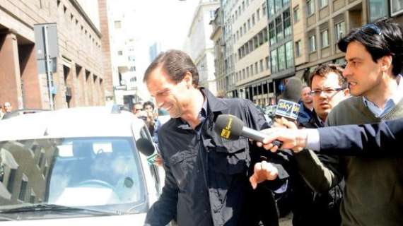 FOTO - Allegri fuori da via Turati dopo l'incontro con Galliani