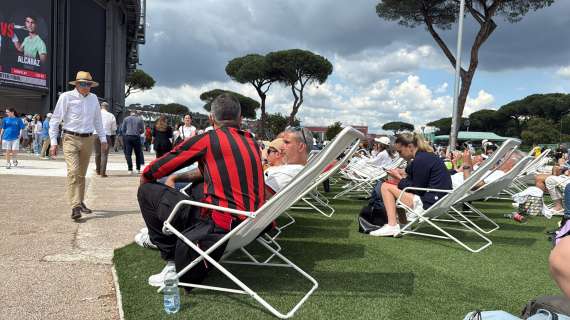 MN - Molti tifosi rossoneri presenti al Foro Italico, tante maglie di Ibra e Theo tra i milanisti