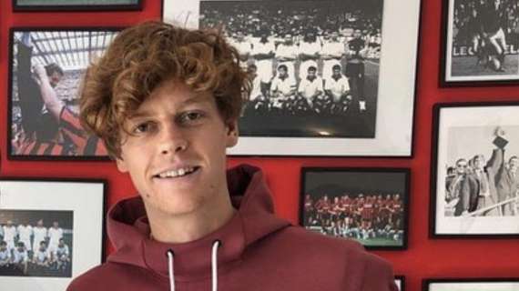 Sinner a San Siro, cori e boato per lui. Il tennista ringrazia: "Ciao San Siro, forza Milan"