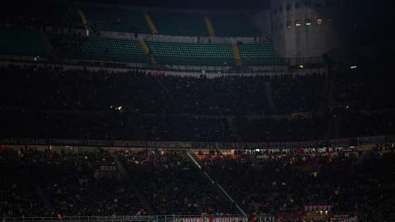 Minuto di silenzio e lutto al braccio durante Milan-Bari per ricordare il figlio di Verreth