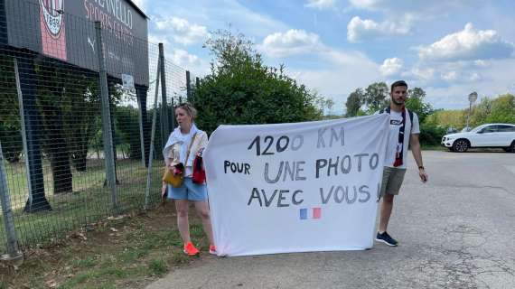 FOTO MN - Da Bordeaux a Milanello: due tifosi hanno fatto 1200 km per incontrare i giocatori francesi del Milan