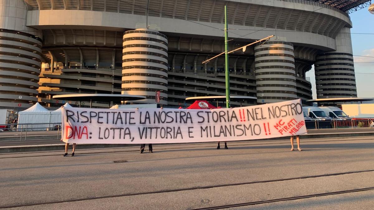 FOTO MN – Contestazione Milan, lo striscione del Milan Club Pirati 2.0 in giro per Milano: “Rispettate la nostra storia!”