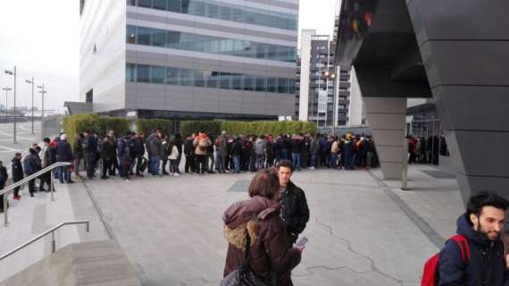 FOTO MN - Casa Milan, tanti tifosi in attesa di Carlos Bacca