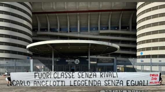 FOTO – L’omaggio della Curva Sud per Carlo Ancelotti: “Leggenda senza eguali”