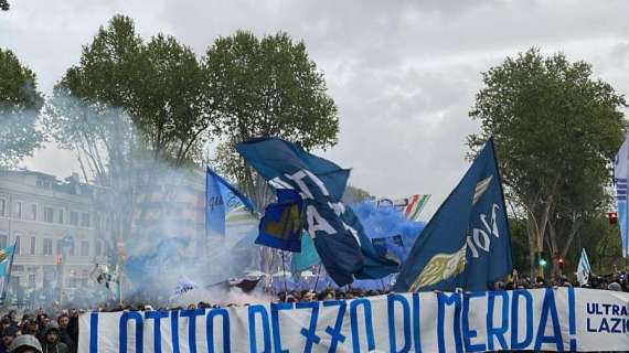 Prosegue la contestazione dei tifosi della Lazio. Striscione contro Lotito: "Pezzo di m..."