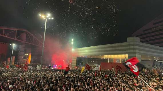 FOTO MN - Circa 10mila tifosi a Casa Milan in attesa della squadra
