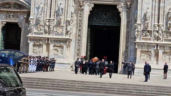 VIDEO MN – Il video dell’ingresso del feretro di Berlusconi in Duomo
