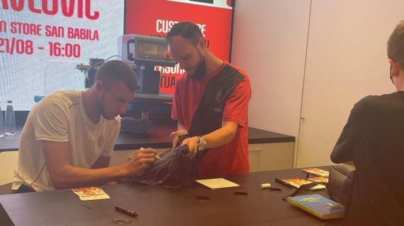 MN - Bagno di folla per Pavlovic al Milan Store. E i tifosi si raccomandano per il derby