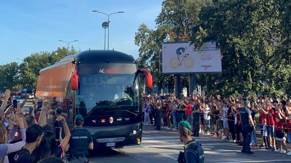 MN - Milan arrivato a San Siro accolto da una bolgia di tifosi: tra poco la gara con il Newcastle