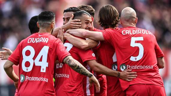 Monza in campo con una scritta contro la violenza sulle donne