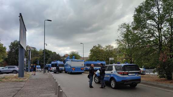 MN - Verso Milan-D.Zagabria, si attende l'arrivo dei tifosi croati a San Siro: polizia in assetto anti sommossa