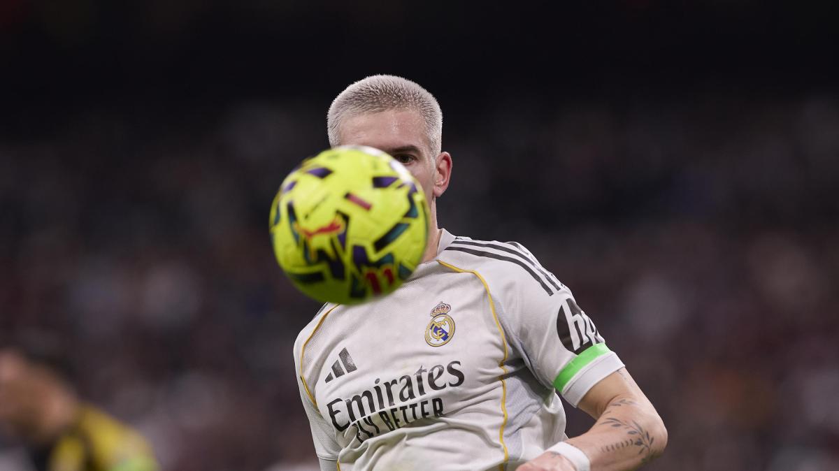 Mastantuono dona una maglia del Real Madrid ad una città della Basilicata