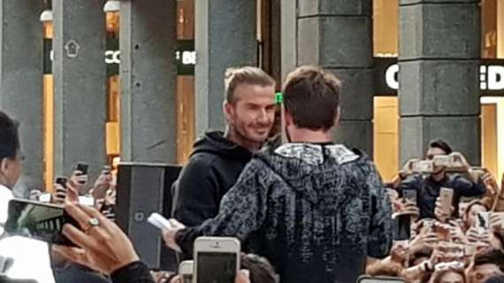 Beckham con la maglia del Milan all'inaugurazione del nuovo Adidas store 