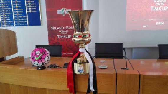 FOTO MN - Ecco la TIM Cup che si contenderanno Milan e Juventus il 21 maggio a Roma