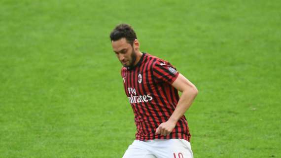 Tuttosport - Milan, tra i giocatori in scadenza nel 2021 l’unico sicuro del rinnovo è Calhanoglu 