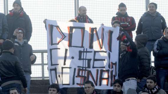 FOTO - Striscioni contro Doni: anche la curva del Milan contro l'ex capitano bergamasco