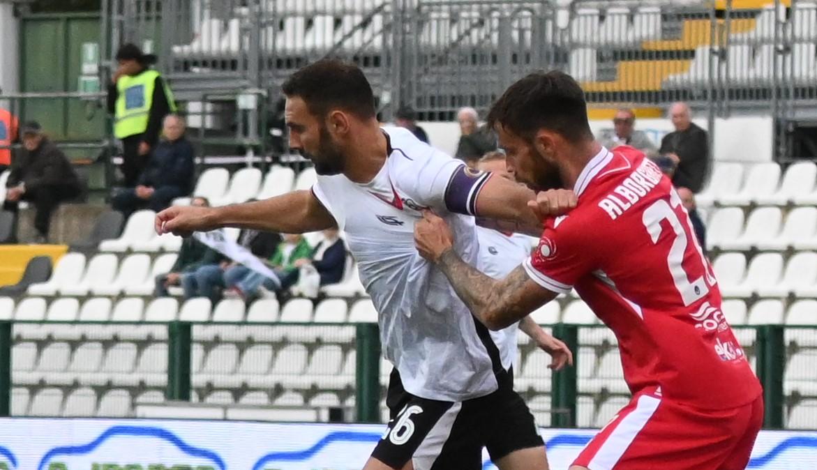 Pro Vercelli, occhi su un centrale