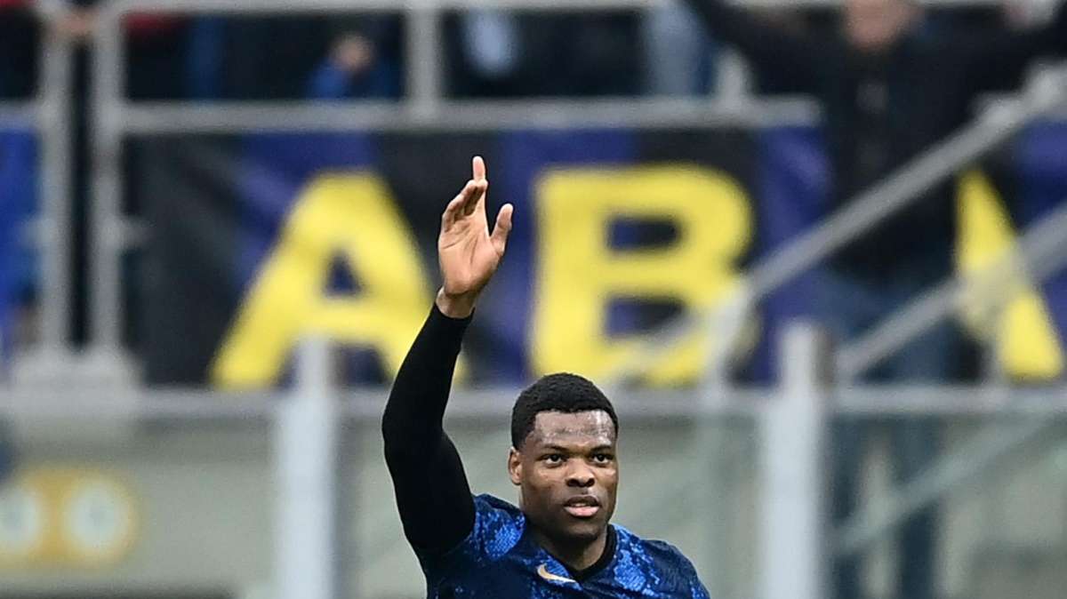 Man Utd, caccia a un terzino destro. Piace Dumfries 