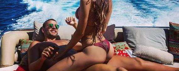 (FOTO) - Djordjevic si gode una gita in barca con la sua sexy fiamma