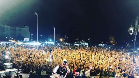 Musica: Bagno di folla per il cantante pop Ivan Granatino al parco Pozzi di Aversa..