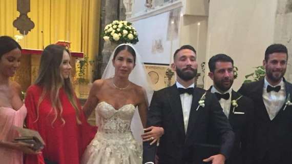 Il difensore azzurro Lorenzo Tonelli e la fidanzata Claudia si sono sposati. 