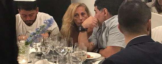 FOTO - Primo abbraccio in pubblico tra Diego Maradona e Cristiana Sinagra