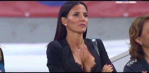 Yolanda Reina fa scandalo allo stadio San Paolo.