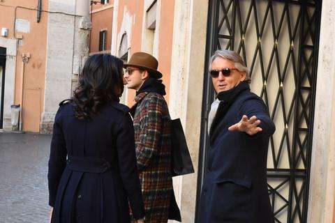 Roberto Mancini, shopping a Roma con il figlio e una nuova fidanzata