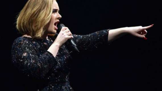 Verona - una fan filma ad Adele e lei sbotta:"Questo non è un dvd, ma un vero show..."