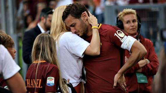 L'addio al calcio di Totti commuove proprio tutti, l'Olimpico in lacrime per il suo capitano