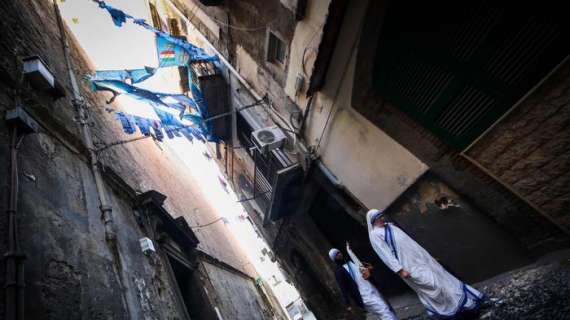 Napoli, 11 magliette azzurre stese davanti al convento di clausura