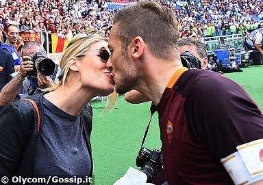 Totti e Ilary superstar: l'Olimpico si ferma per il bacio tra il suo capitano e la sua amata moglie