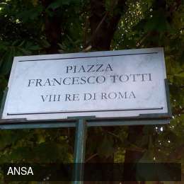 Roma, i tifosi giallorossi dedicano una piazza a Totti