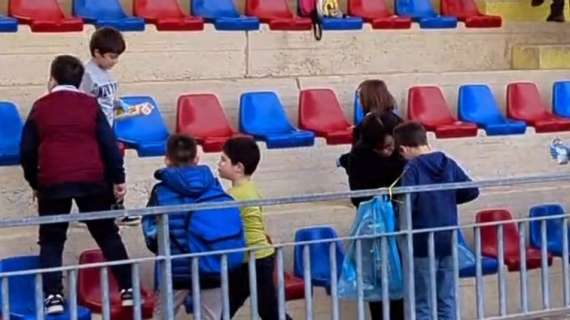 Campobasso, i piccoli tifosi dell’istituto “F.Jovine” ripuliscono la tribuna inferiore  dopo il match contro il Sestri Levante