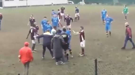 Allenatore ggredisce l'arbitro in campo: ecco le immagini dell'aggressione