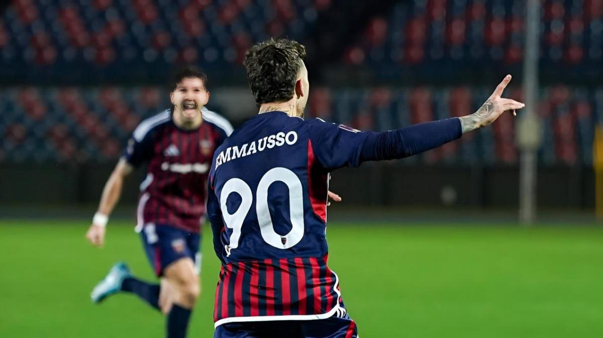 Il Siracusa cade al "San Vito". Il Cosenza passa con un gol di Emmausso