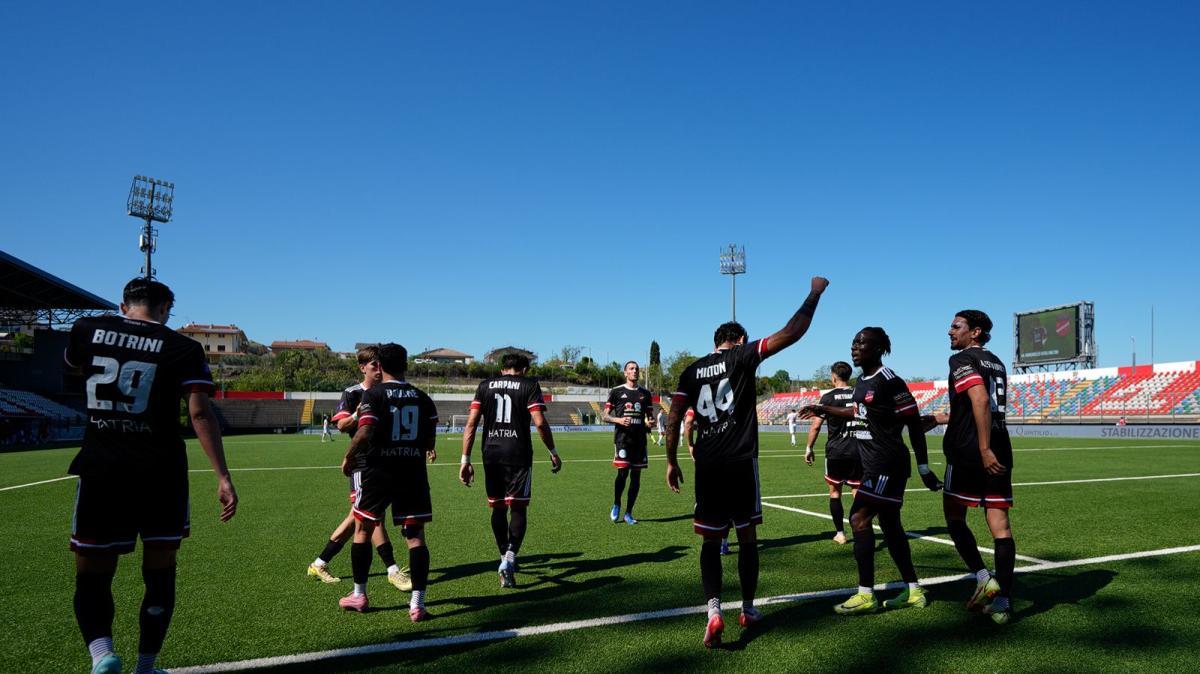Teramo, cuore e rimonta ma addio ai sogni di gloria: l'Ostiamare vola in Serie C